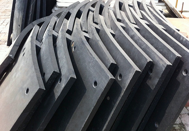 Revêtement en acier à très haute teneur en manganèse pour broyeur à boulets